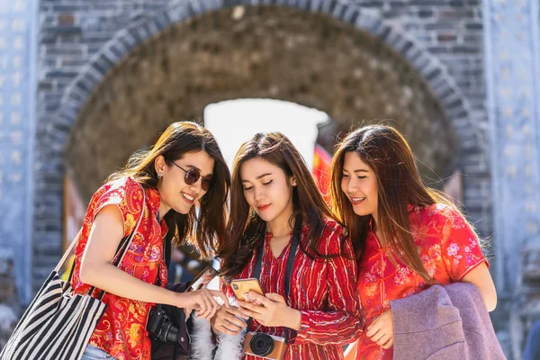 Portré Három Ázsiai Boldogság Nők Okos Mobiltelefon Szociális Hálózat Együtt — Stock Fotó