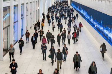 New York, Abd - Nis 2019 : 3 Nisan 2019 tarihinde, aşağı Manhattan,New York, Amerika eyaleti, yoğun saatlerde metro ulaşım merkezinin yürüyüş yolu ile yürüyen tanımsız yolcu ve turistin üst görünümü