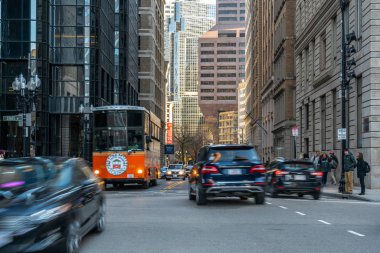 Boston, ABD-Mar 2019: Mart 'ta Rush Hour Boston eski devlet evi alanı etrafında tanınmaz kalabalık yayalar ve trafik yol kavşak 26, 2019, Massachusetts, ABD şehir silüeti.