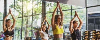 Banner, web sayfası ya da Yoga, Sağlıklı ya da Meditasyon Egzersizi Uygulayan Çeşitlilik Grubu 'nun şablonu, yukarı doğru köpek egzersizi, spor ve sağlık konseptiyle gerinme