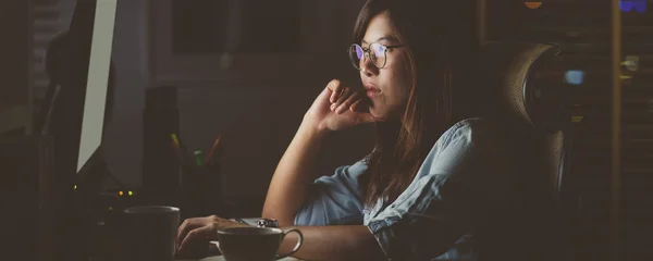 バナー Webページ またはアジアのビジネスマンのカバーテンプレート深刻なアクションで遅く職場でコンピュータデスクトップの前でテーブルの上に座って懸命に働く女性 ハードワークと遅すぎる概念 — ストック写真