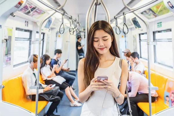 Joven Pasajera Asiática Que Utiliza Red Social Través Del Teléfono —  Fotos de Stock