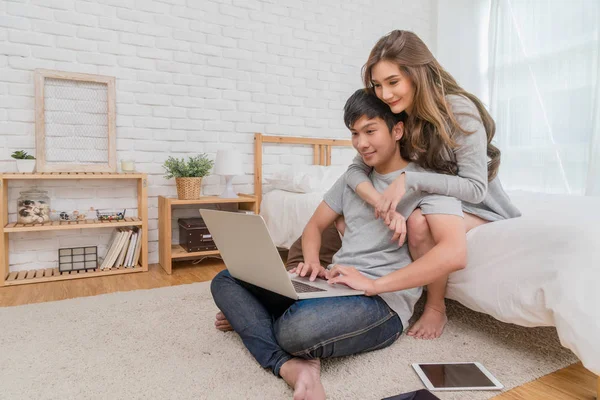 Casal Asiático Feliz Planejamento Reserva Hotel Para Viagens Com Laptop — Fotografia de Stock