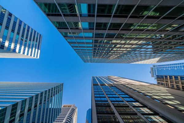 Modernos Edificios Gafas Oficina Paisaje Urbano Bajo Cielo Azul Claro — Foto de Stock