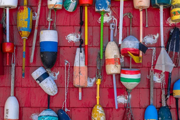 Diverse Kleurrijke Fish Boei Opknoping Houten Rode Muur Achtergrond Boston — Stockfoto