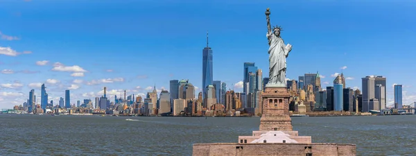 位于纽约全景河畔的自由女神像位于美利坚合众国下城 建筑和具有旅游理念的建筑之间 — 图库照片