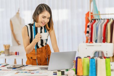 İş yerinde bilgisayar ve çok renkli grafiklerle çalışan genç Asyalı tasarımcı kadın portresi, küçük işletme girişimi, işletme sahibi girişimci, modern serbest meslek yaşam tarzı kavramı.
