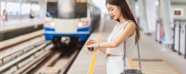 Banner, web sayfası ya da metroda seyahat ederken sosyal ağı kullanan Asyalı kadın yolcu şablonu büyük şehir, Japonca, Çince, Kore yaşam tarzı konsepti