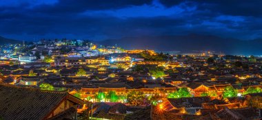 Antik Lijiang şehrinin Alacakaranlık Zamanındaki Panorama Tepesi manzarası, Çin 'in Yunnan kentindeki Lijiang şehrinin tarihi merkezidir. Unesco World, kültür ve geleneksel, seyahat ve turizm konseptidir.