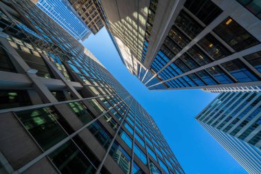 Washington Dc, ABD, açık hava finansal gökdelen kavramı, simetrik ve perspektif mimarisi mavi berrak gökyüzü altında Modern ofis gözlük binaları şehir scape