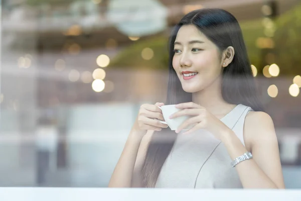 Mujer Joven Asiática Sosteniendo Una Taza Café Cafetería Moderna Espacio —  Fotos de Stock