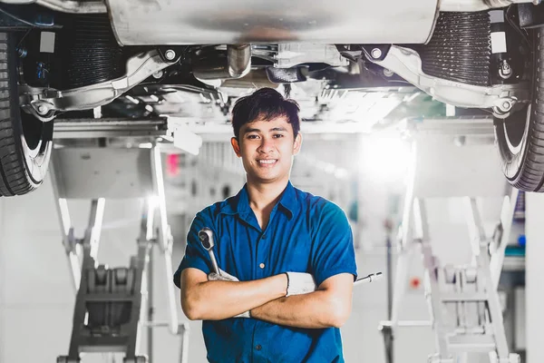 Portrait Asian Mechanic Repair Equipment Standing Car Maintenance Service Center — 스톡 사진
