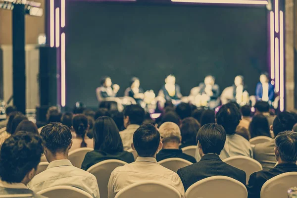 Vista Trasera Audiencia Asiática Uniéndose Escuchando Grupo Oradores Hablando Escenario — Foto de Stock