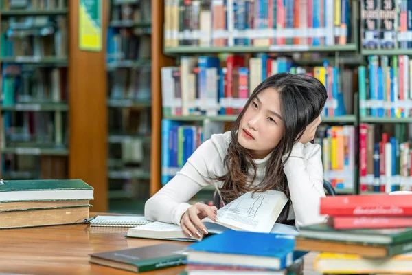 Asiático Joven Estudiante Traje Casual Leyendo Mesa Madera Con Varios —  Fotos de Stock