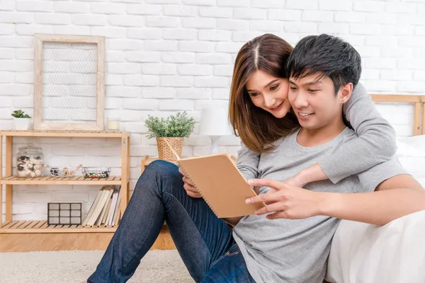 Feliz Casal Asiático Lendo Livro Notebook Cama Quarto Casa Moderna — Fotografia de Stock