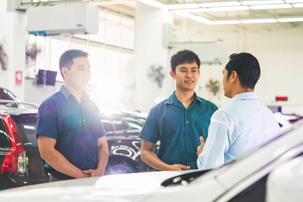 Mechanic Leader Suggesting Job Group Two Asian Engineer Mechanics Maintenance — 스톡 사진