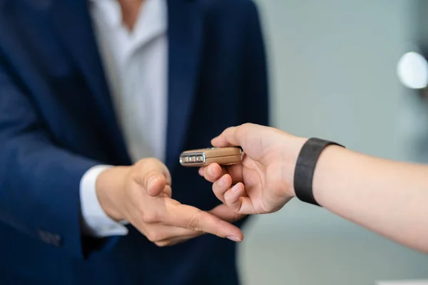 Closeup Asian Receptionist Hand Recieving Automatic Car Key Checking Maintainance — Stock Photo, Image