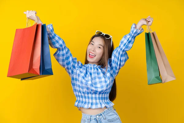 Attraktiv Asiatisk Leende Ung Kvinna Bär Shopping Coloful Väska Enisolerad — Stockfoto