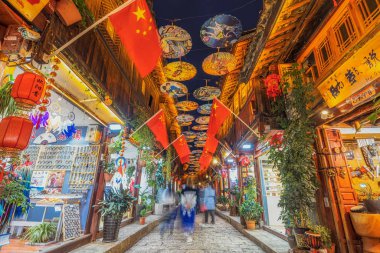 Lijiang, Çin - Ekim 2019: Lijiang Eski Kasabası 'nın 21 Ekim 2019' daki alacakaranlık saatindeki manzarası, Çin 'in Yunnan kentindeki Lijiang şehrinin tarihi merkezidir. Burası bir Unesco Dünya Mirası Sitesi.