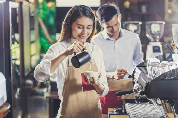 Aziatische Barista Het Bereiden Van Kopje Koffie Espresso Met Latte — Stockfoto