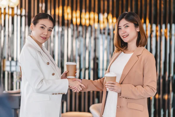 Duas Empresárias Asiáticas Segurando Xícara Papel Café Mão Tremendo Quando — Fotografia de Stock