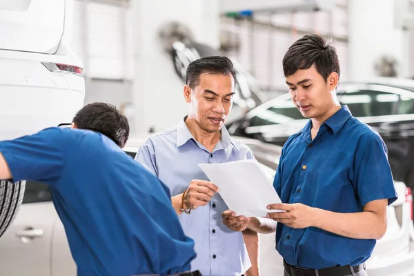 Der Asiatische Mechaniker Spricht Und Zeigt Dem Kunden Die Arbeit — Stockfoto
