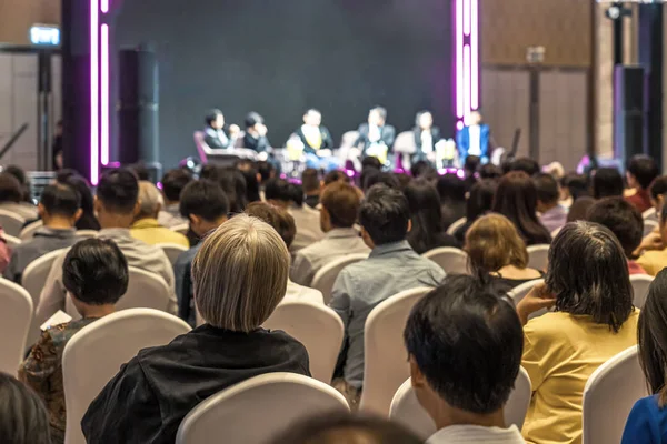 Vista Posteriore Del Pubblico Asiatico Che Unisce Ascolta Gruppo Oratori — Foto Stock