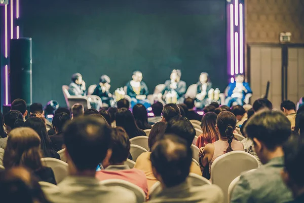 Pandangan Belakang Penonton Asia Bergabung Dan Mendengarkan Kelompok Pembicara Berbicara — Stok Foto