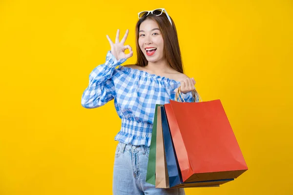 Aantrekkelijke Aziatische Glimlachende Jonge Vrouw Het Dragen Van Een Shopping — Stockfoto
