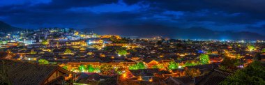 Alacakaranlık vakti eski Lijiang şehrinin Panorama Top manzarası, Çin 'in Yunnan kentindeki Lijiang şehrinin tarihi merkezidir. Burası bir Unesco dünyası, kültür ve geleneksel seyahat ve turist konseptidir.