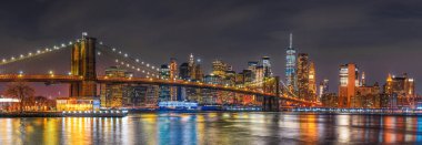 Alacakaranlık saatinde Brooklyn Köprüsü ile New York City 'nin panorama sahnesi, Usa şehir merkezi silueti, mimari ve turizm konseptiyle bina