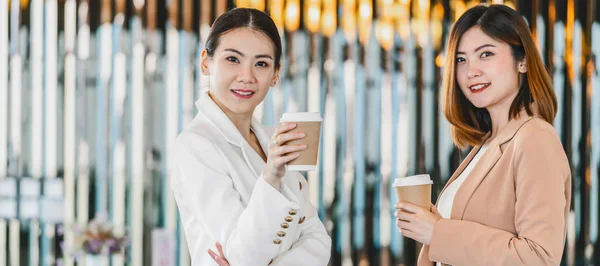 Banner Webpagina Omslag Sjabloon Van Twee Aziatische Zakenvrouwen Praten Tijdens — Stockfoto