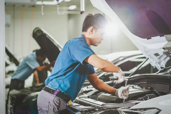 Azjatycki Mechanik Sprawdzanie Naprawa Samochodu Centrum Serwisowym Który Jest Częścią — Zdjęcie stockowe