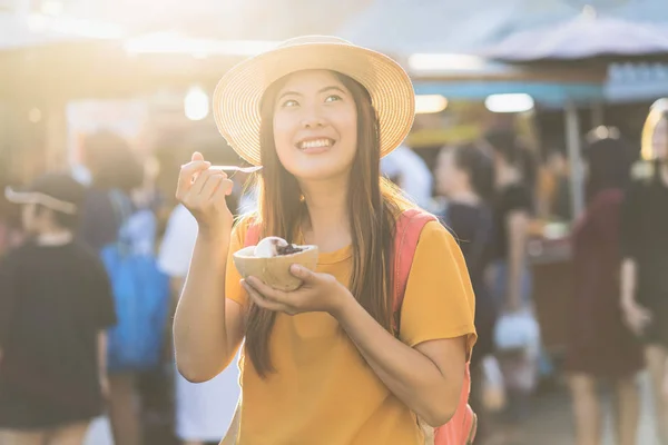 Aziatisch Reizende Vrouw Eten Ijs Schreeuwen Chatujak Markt Bij Zonsondergang — Stockfoto