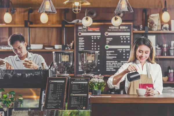 Kafede Müşteri Siparişi Vermek Için Asyalı Barista Kahve Espresso Cappuccino — Stok fotoğraf