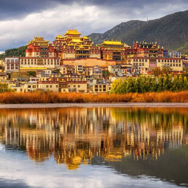 Songzanlin Tapınağı, Zhongdian şehrindeki Tibet Budist manastırı, Şangri-La, Yunnan eyaleti, Çin, seyahat ve turistler, ünlü yer ve kent simgesi, dini ve tatil konsepti.