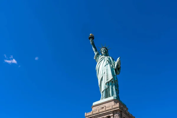 Estatua Libertad Bajo Cielo Azul Bajo Manhattan Ciudad Nueva York —  Fotos de Stock