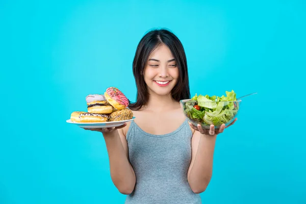 Привлекательная Азиатская Молодая Женщина Держит Выбирает Между Диском Пончиков Овощного — стоковое фото