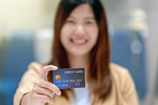 Portrétní Asijská Žena Která Svém Podniku Prezentuje Kreditní Kartu Pro — Stock fotografie