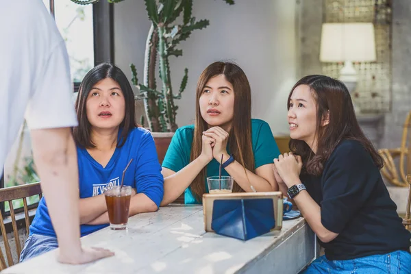 Groupe Trois Femmes Affaires Asiatiques Travaillant Pige Avec Inquiétude Stress — Photo