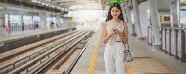 大都市 日本語 中国語 韓国語のライフスタイルコンセプトで旅行するときに地下鉄の電車の中でスマート携帯電話を介してソーシャルネットワークを使用してアジアの女性旅客のバナー Webページまたはカバーテンプレート — ストック写真