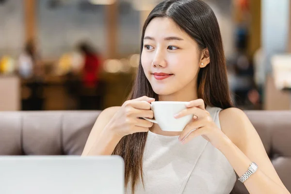 Mujer Joven Asiática Sosteniendo Una Taza Café Utilizando Teléfono Móvil —  Fotos de Stock