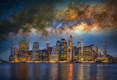 Gece vakti New York City 'nin doğu nehri kıyısındaki karanlık gökyüzü arka planındaki samanyolu manzarası Usa şehir merkezi silueti, mimari ve bina, gerçeküstü resim konsepti