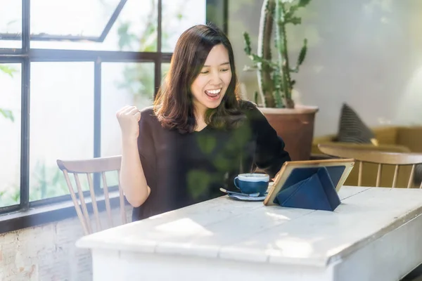 Empresario Asiático Freelance Trabajando Con Éxito Acción Feliz Celebrar Espacio — Foto de Stock