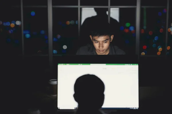 Empresário Asiático Trabalhando Duro Até Tarde Com Seu Laptop Tecnologia — Fotografia de Stock