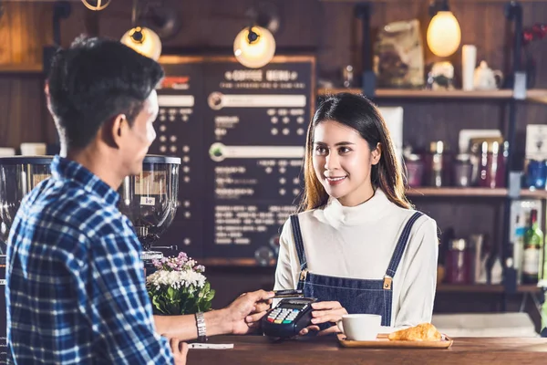 Hombre Cliente Asiático Que Paga Con Tarjeta Crédito Través Tecnología — Foto de Stock