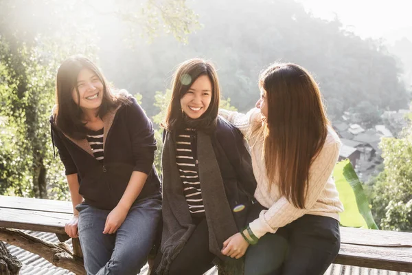 Три Азіатські Щасливі Жінки Спілкуються Разом Розважаючись Під Час Подорожі — стокове фото