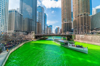 Chicago, Abd - Mar 2019 : 16 Mart 2019'da Abd'nin Illinois şehrinde, Saint Patrick'in tarihinde yeşil renkli nehirle yürüyen Chicago nehri üzerinde çalışan Yatta tanınmayan insanlar ve turistler