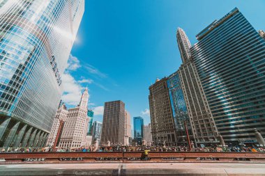 Chicago, Usa - Mar 2019: 16 Mart 2019 'da Chicago, Illinois, Usa' da St. Patrick gününde yeşil renkli nehirle Chicago Nehri 'nde yürüyen tanınmayan insanlar ve turistler