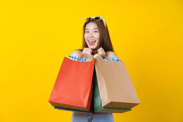 Aantrekkelijke Aziatische Glimlachende Jonge Vrouw Draagt Shopping Coloful Tas Geïsoleerde — Stockfoto